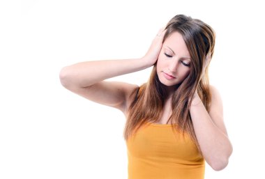 şiddetli baş ağrısı olan güzel kadın