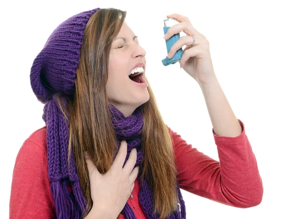 Femme asthmatique utilisant un inhalateur d'asthme — Photo