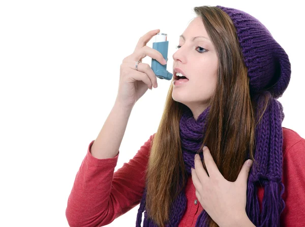 Woman with asthma using an asthma inhaler — Stock Photo, Image