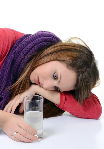 Mujer tomando pastillas sosteniendo un vaso de agua en la oficina — Foto de Stock