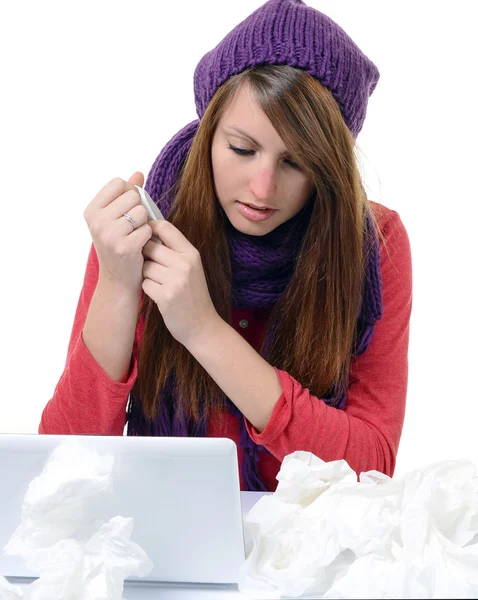 Junge schöne Frau mit starken Kopfschmerzen — Stockfoto