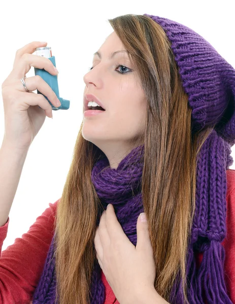 Woman with asthma using an asthma inhaler — Stock Photo, Image