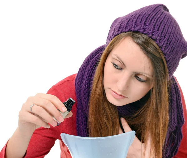 Een jonge vrouw met verkoudheid en griep ingeademd essentiële oliën — Stockfoto