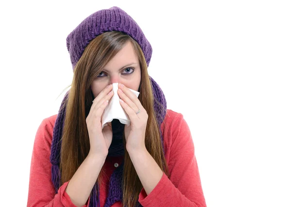 Kranke woman.flu.woman erkältet. Niesen ins Taschentuch. Kopfschmerzen. Virusmedikamente — Stockfoto