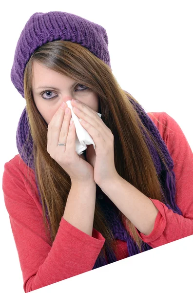 Kranke woman.flu.woman erkältet. Niesen ins Taschentuch. Kopfschmerzen. Virusmedikamente — Stockfoto