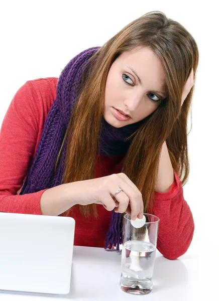 Vrouw met pillen houden een glas water in office — Stockfoto