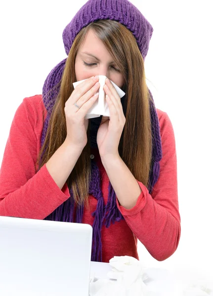 Chory woman.flu.woman złapać zimno. kichanie w chusteczkę. ból głowy. wirus .medicines — Zdjęcie stockowe