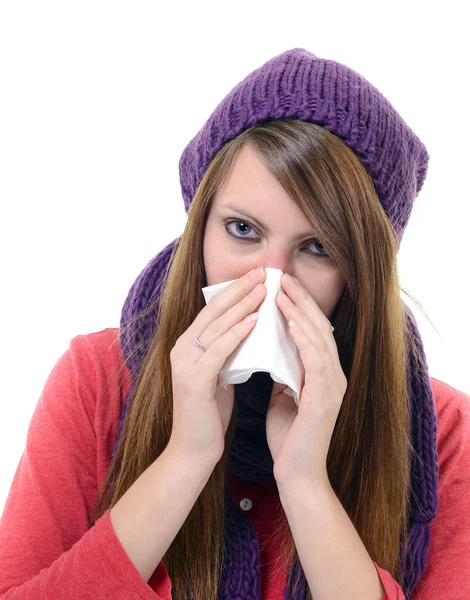 Kranke woman.flu.woman erkältet. Niesen ins Taschentuch. Kopfschmerzen. Virusmedikamente — Stockfoto