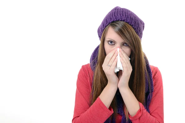 Kranke woman.flu.woman erkältet. Niesen ins Taschentuch. Kopfschmerzen. Virusmedikamente — Stockfoto