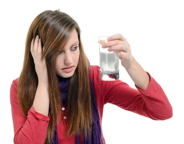 Femme prenant des pilules tenant un verre d'eau au bureau — Photo