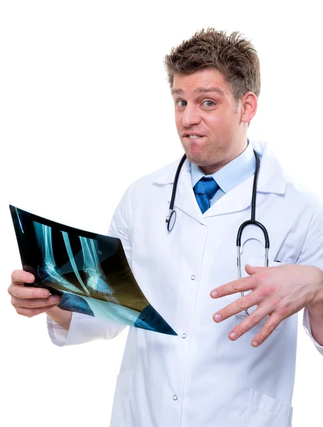 Dokter ekspresif memeriksa x-ray kaki patah — Stok Foto