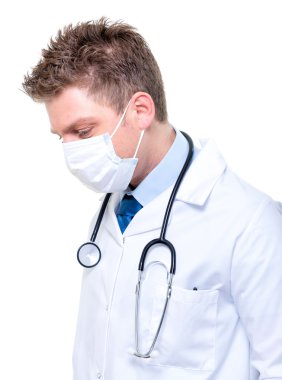 ameliyat maskesi giyen erkek doktor portresi