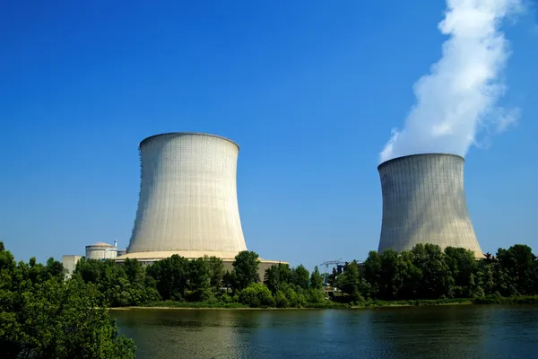 Planta de energía nuclear frente al mar — Foto de Stock