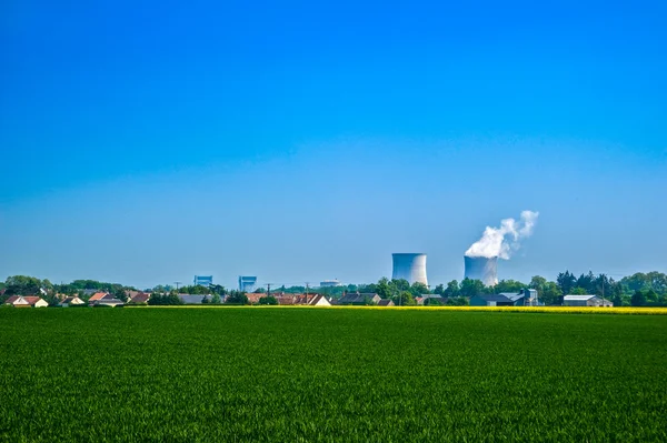 Kerncentrale in de stad — Stockfoto