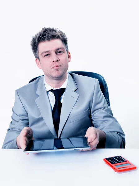 Retrato de hombre de negocios guapo usando su tableta digital — Foto de Stock