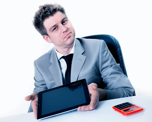 Hombre de negocios mostrando la pantalla de su tableta digital —  Fotos de Stock