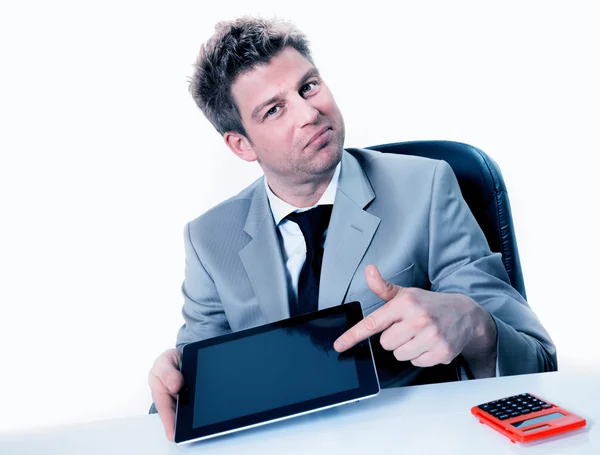 Zakenman handen wijzen op touchscreen toestel — Stockfoto