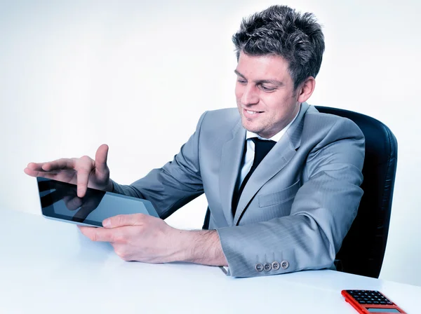 Alegres manos de hombre de negocios están apuntando en el dispositivo de pantalla táctil — Foto de Stock