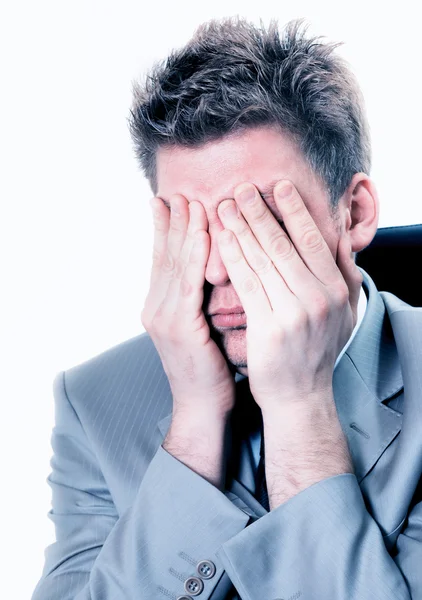 Überforderter Geschäftsmann im Büro — Stockfoto