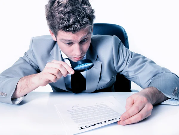 Retrato de un hombre guapo expresivo mirando un contrato — Stockfoto