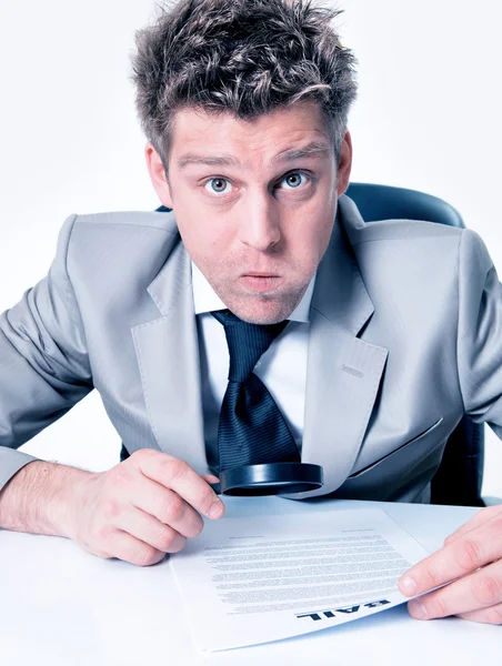 Retrato de un hombre de negocios guapo mirando un contrato —  Fotos de Stock