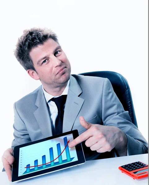 Empresario señalando un gráfico de negocios positivo en la almohadilla — Foto de Stock