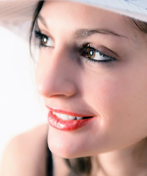 Retrato de encantadora mujer sonriente con sombrero blanco — Foto de Stock