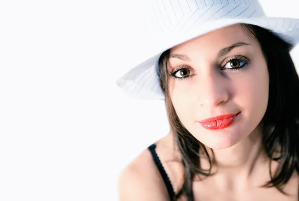 Retrato de mujer bastante sonriente con sombrero blanco —  Fotos de Stock