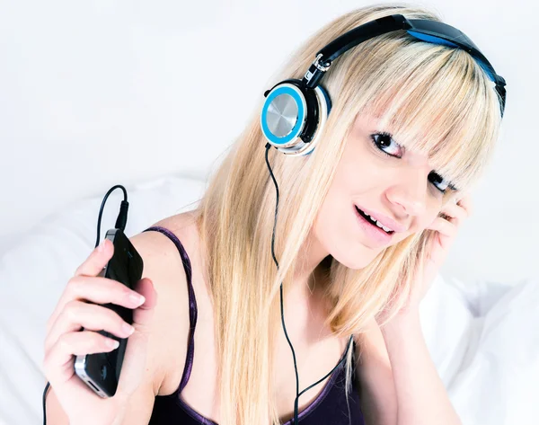 Chica bastante rubia escuchando música en el teléfono inteligente —  Fotos de Stock