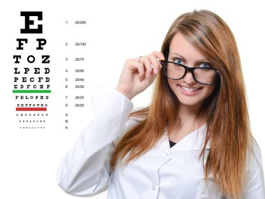 güzel gülümseyen kadın doktor gözlük tutan