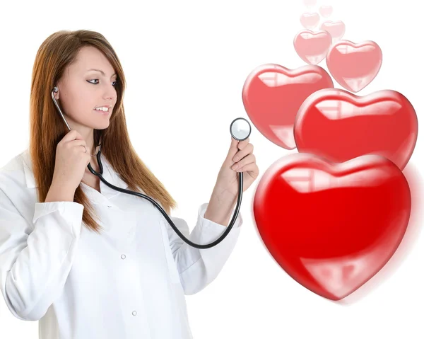 Весела жінка-лікар, що слухає серцебиття — стокове фото