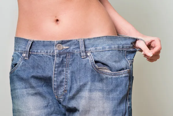 Mulher com jeans muito grandes depois de uma dieta — Fotografia de Stock