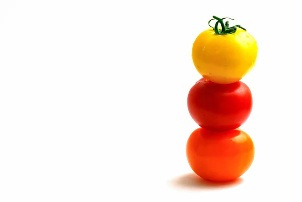 Veelkleurige tomaten die een op de andere zijn geplaatst — Stockfoto