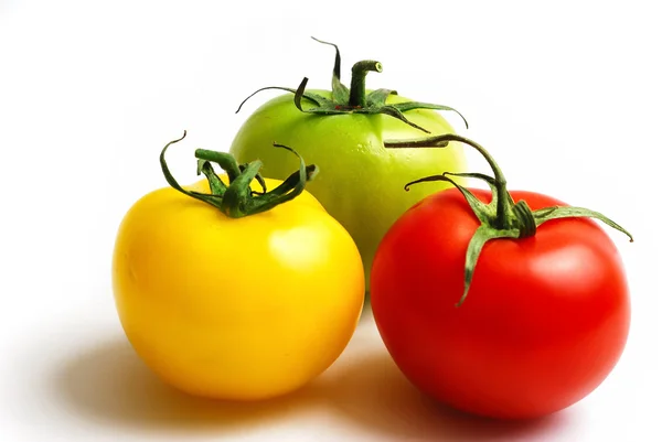 Grappe de tomates rouges jaunes et vertes — Photo