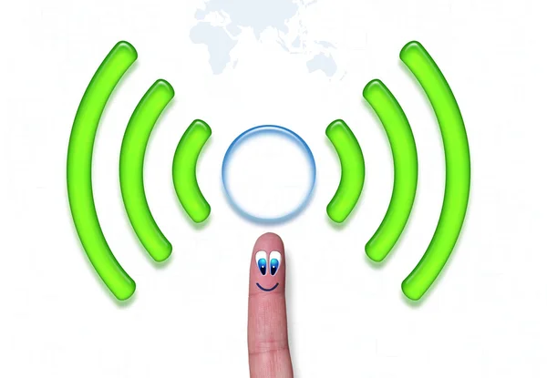 Зеленый символ беспроводной сети с кружком на пальце — стоковое фото