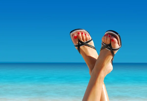 bir ada cenneti ayaklar çapraz