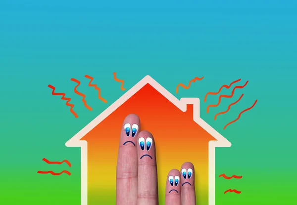 Maison avec perte de chaleur élevée et famille de doigts — Photo