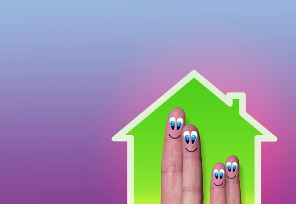 Komik parmak aile ile yeşil ev — Stok fotoğraf