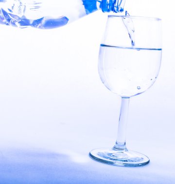 içme suyu şişeden bir cam içine dökülür