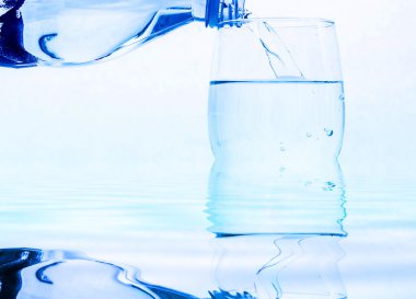 içme suyu şişeden bir cam içine dökülür