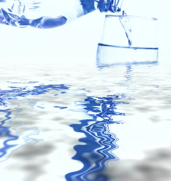 Drinking water wordt uit een fles gegoten in een glas — Stockfoto