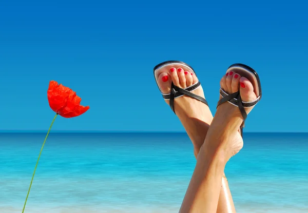 Pieds croisés sur une île paradisiaque — Photo