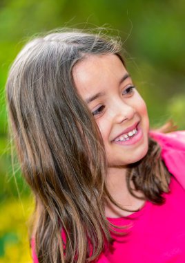 doğal mutlu sevimli küçük kız portresi