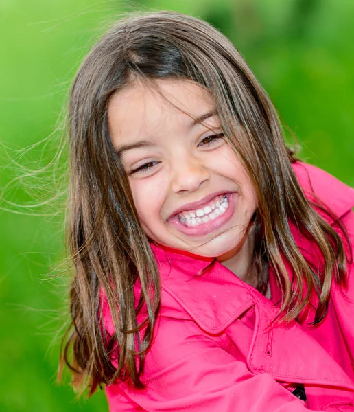 Liten flicka dricksvatten i en fontän — Stockfoto