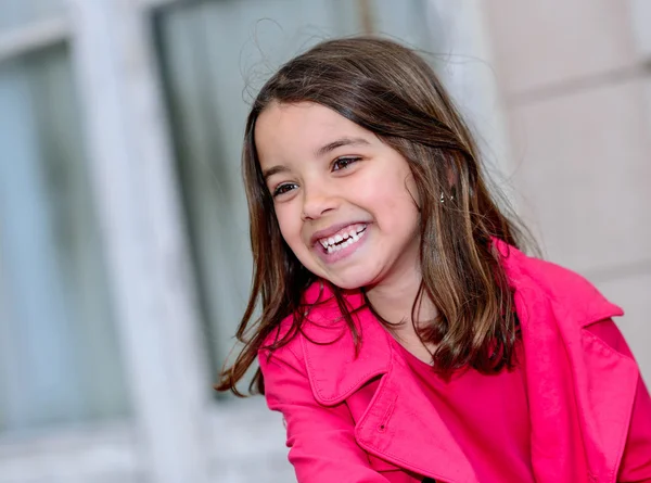Söt porträtt av en glad söt liten tjej — Stockfoto