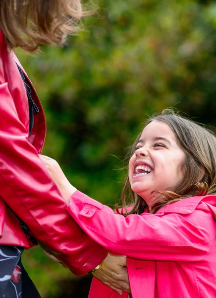 Feliz niña bonita jugando con su madre — Foto de Stock