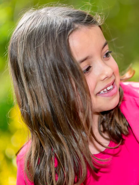 Naturliga porträtt av en glad söt liten tjej — Stockfoto
