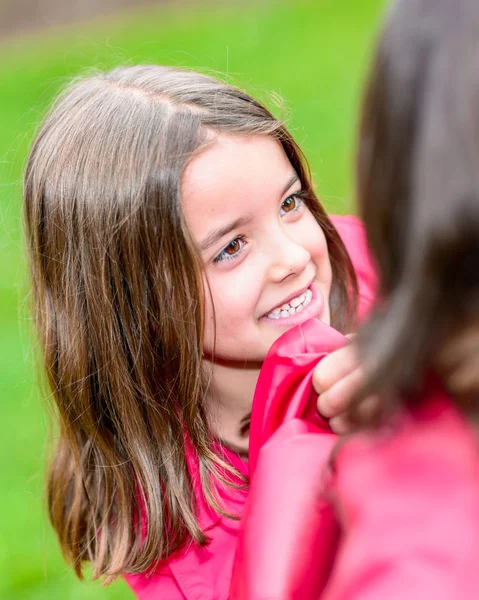 Glücklich hübsch klein mädchen spielend mit ihrer mutter — Stockfoto