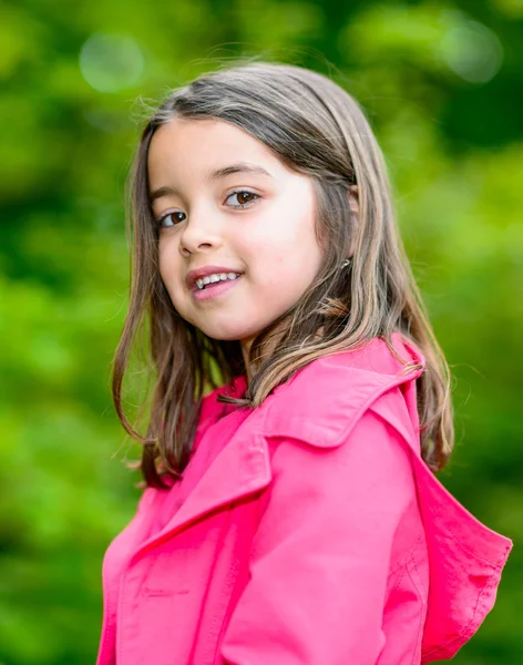 Porträt eines glücklichen süßen Kindes, das in einem Park steht — Stockfoto