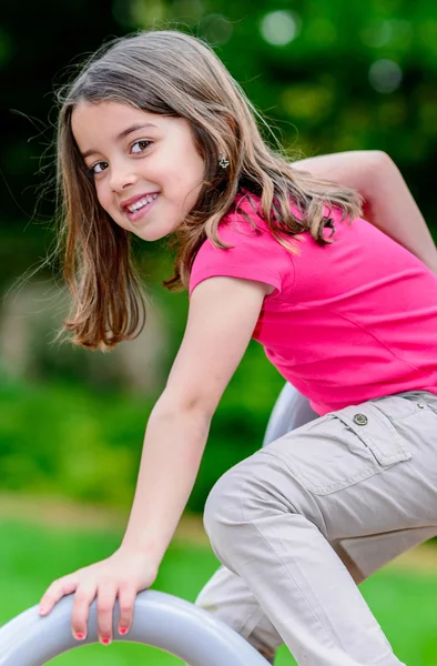 Hübsches kleines Mädchen auf einem Spielplatz — Stockfoto
